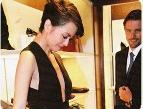 女明星把胸给男明星吻,女明星胸部的意外曝光与男明星的冲动行为